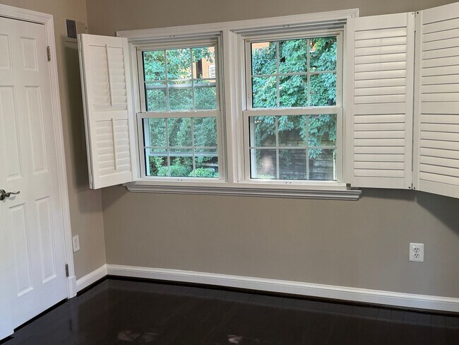 Building Photo - Stunning Home, Great Location, and More!