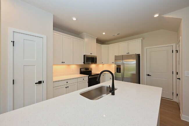 Building Photo - Updated Gallatin Townhome | 3BR + Garage, W/D Included