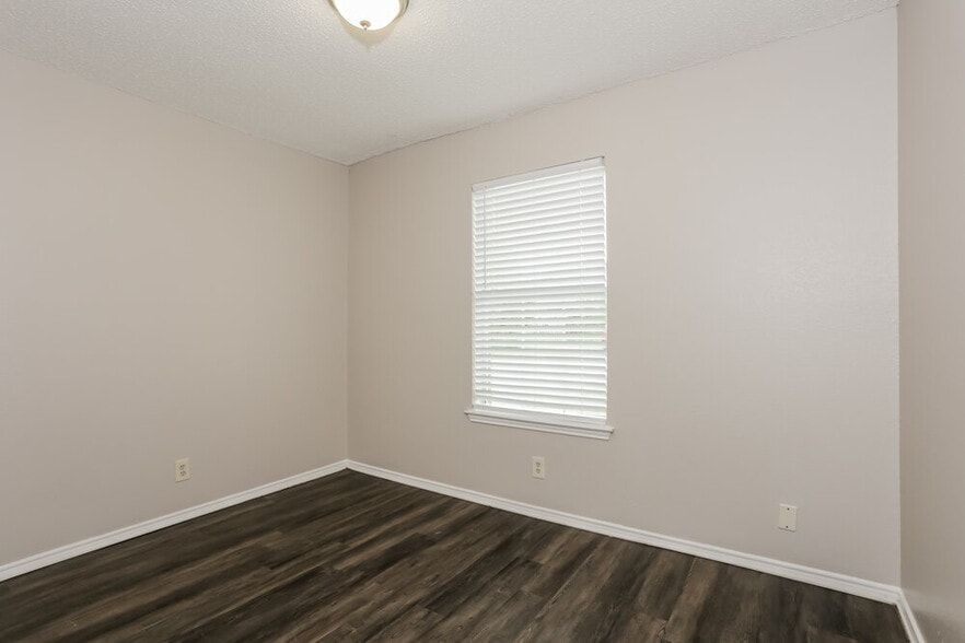 Building Photo - 8120 Camelot Rd