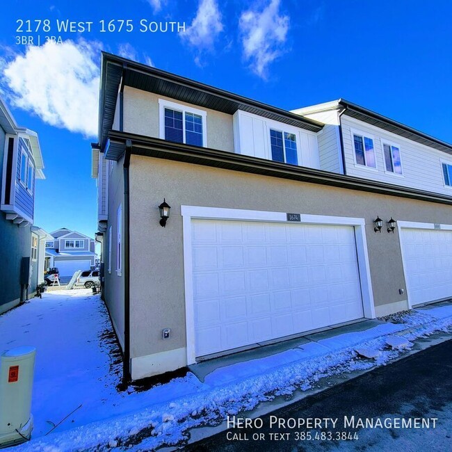 Building Photo - Incredible IVORY TOWNHOME!!