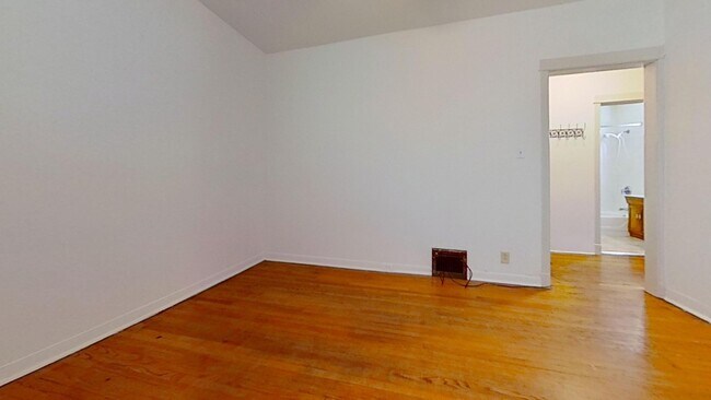 Building Photo - Raised First Floor North Center Two Bedroom