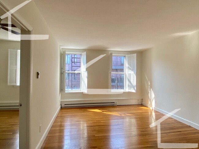 Building Photo - Spacious One Bed Right In Kenmore