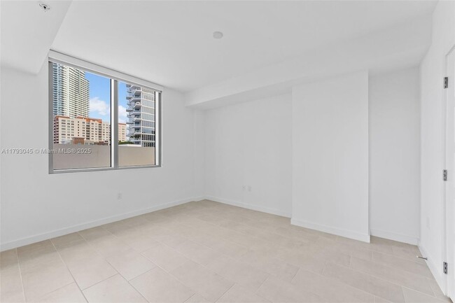 Building Photo - 2150 N Bayshore Dr