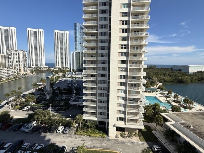 Building Photo - 500 Bayview Dr
