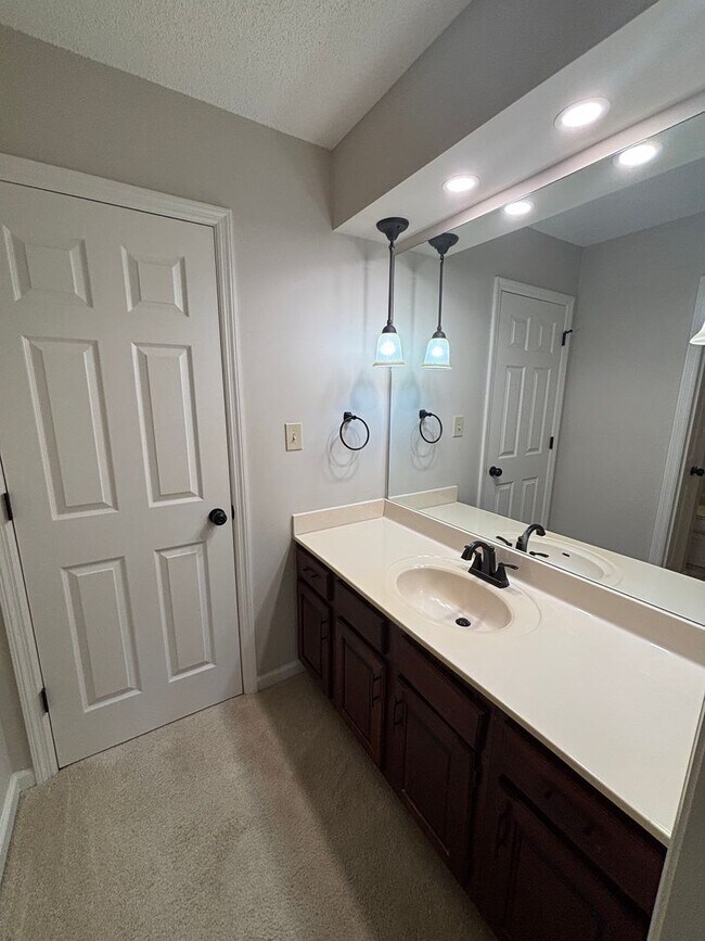 Building Photo - West Knoxville Townhouse