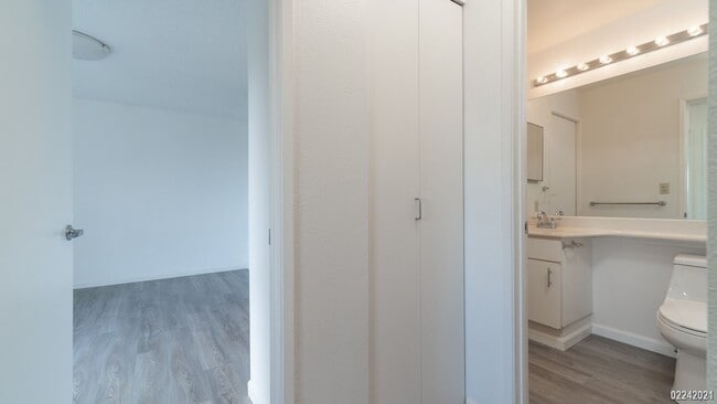 Building Photo - Recently Updated 2BR/1.5BA/1PKG Unit in Ho'omaka Village at Waikele (Waipahu)