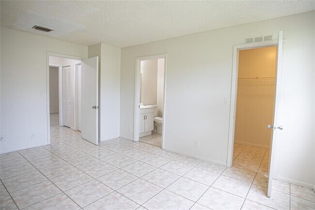 Building Photo - 4295 NW 114th Terrace
