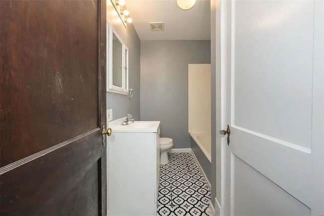 Building Photo - "Charming 2-Bed Duplex Retreat on Pennsylvania Ave – Spacious 1170 Sq Ft in Vibrant St. Louis!"