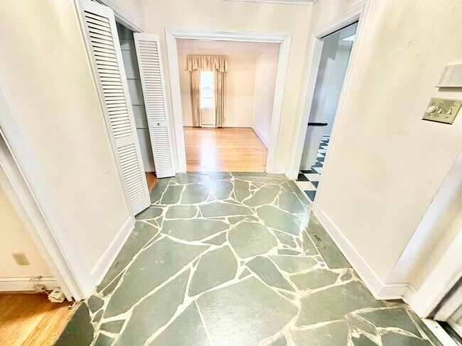 Building Photo - 952 Hawthorne Ln