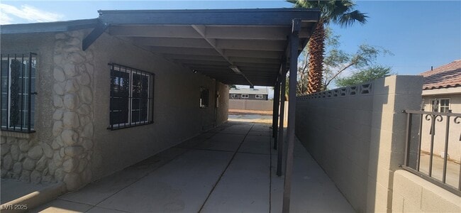 Building Photo - 1608 E McDonald Ave