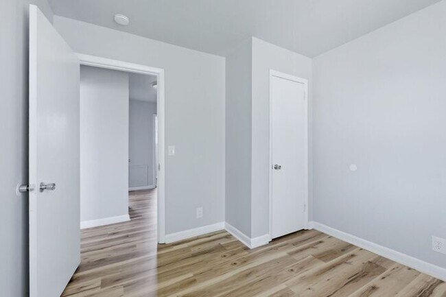 Building Photo - Prime Bellevue Location! 3-Bed Townhouse with 1.5 Baths