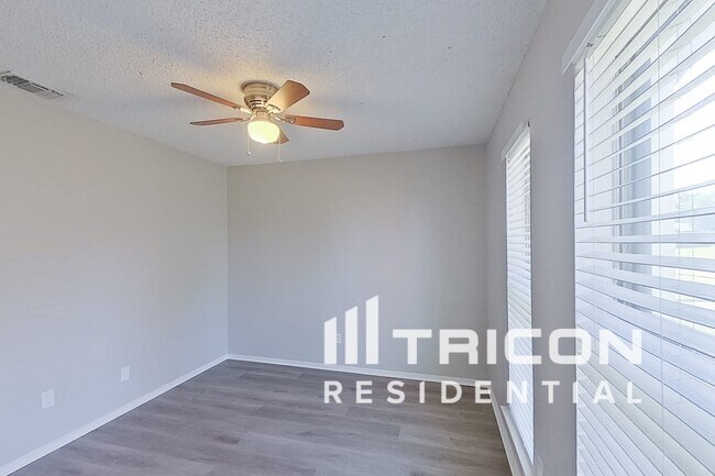 Building Photo - 1221 Aldenwood Dr