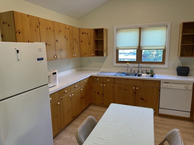 Building Photo - Carriage House