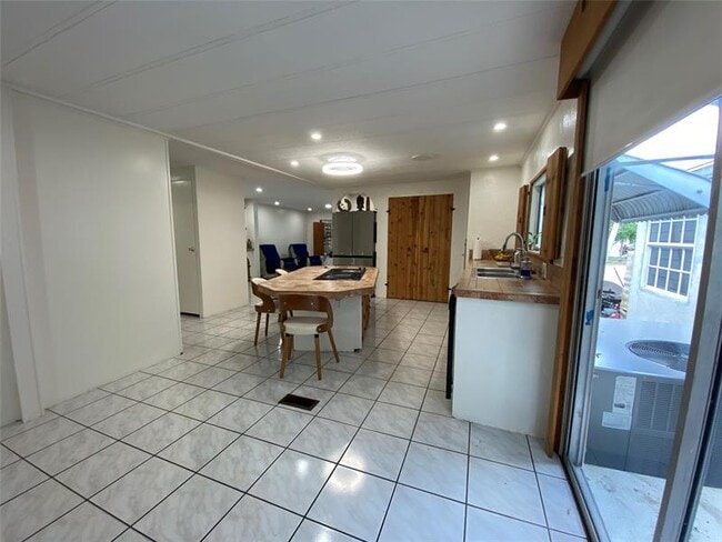 Building Photo - 5514 Lagoon Dr