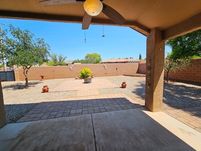 Building Photo - Beautiful Golf Course Area Home with 4 Bed...