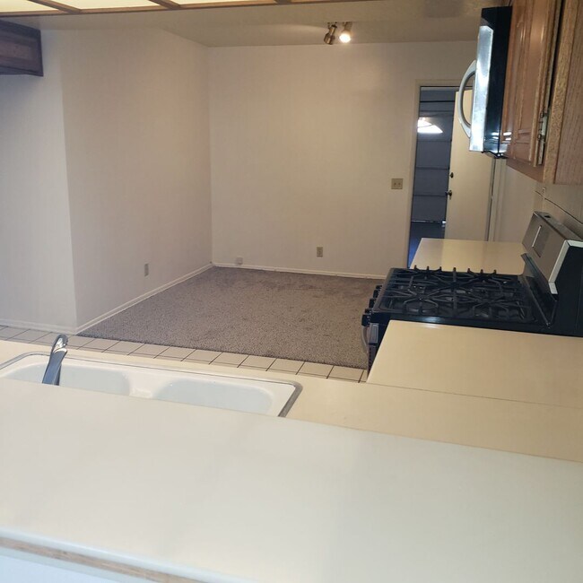 Building Photo - CANYON CREST - 2 Bedroom 2.5 Bath Townhouse