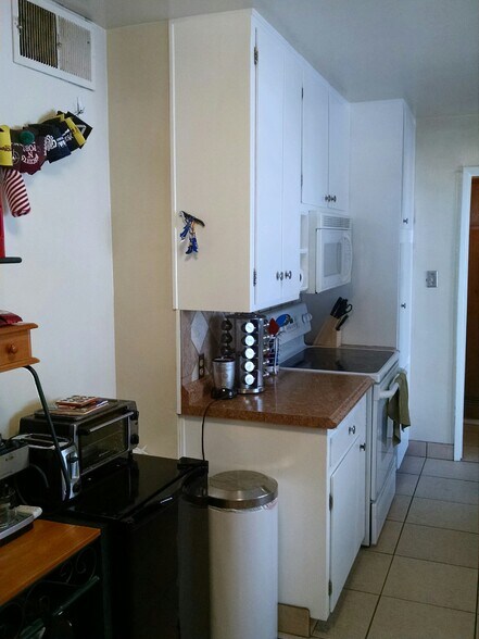 kitchen - 735 E Granada Dr