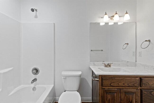 Building Photo - 804 E 5th St