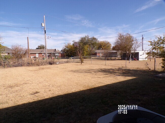 Building Photo - home located close to Bishop School District
