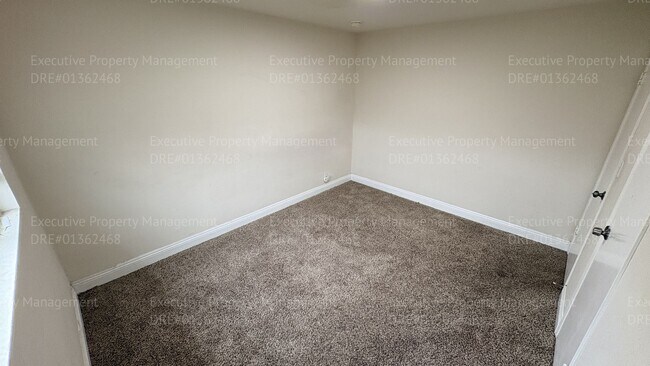 Building Photo - 2 bedroom 1 bathroom house located off the main street Oildale Dr.