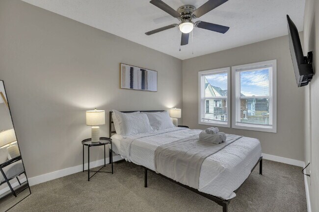 Building Photo - Modern 2BR Townhouse | Walk to Downtown | All Utilities Included