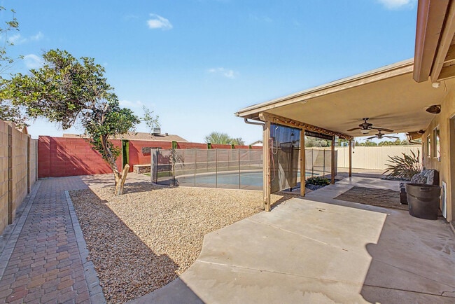 Building Photo - 4048 E Dahlia Dr