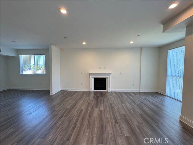 Building Photo - 14934 Burbank Blvd