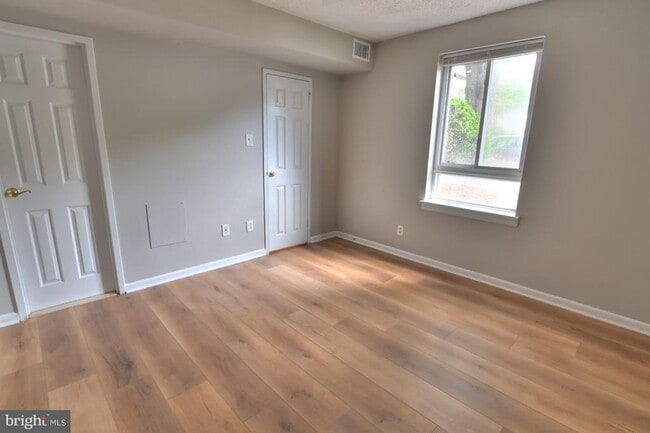 Building Photo - 11658 Stoneview Square