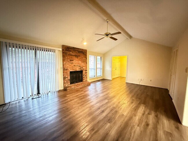 Building Photo - Huge Master Suite, culd-du-sac, Jenks Scho...