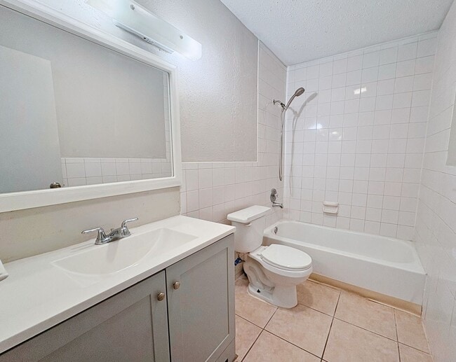 Building Photo - Charming Largo Home with a Spacious Fenced...