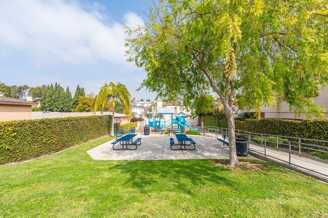 Building Photo - Mathews Avenue