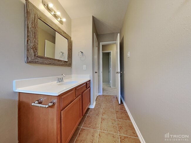 Building Photo - 33111 Cottonwood Bend