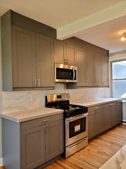Building Photo - 4831 W Addison