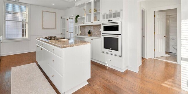 Building Photo - 2840 Peachtree Rd NW