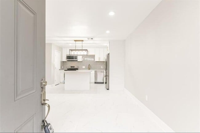 Building Photo - 5763 Easthampton Dr
