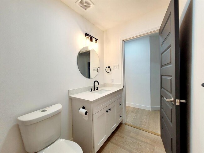 Building Photo - 317 W Houston Ave