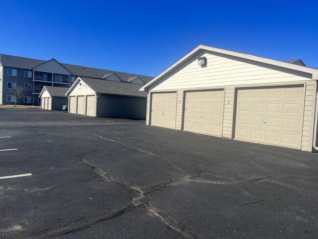 Building Photo - Diamond Valley Apartments