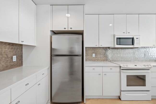 Building Photo - Light Filled 2 Bed, 2 Bath South Beach Por...