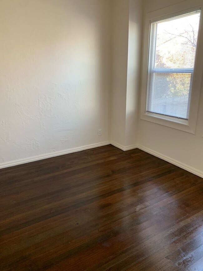 Building Photo - Beautful Duplex