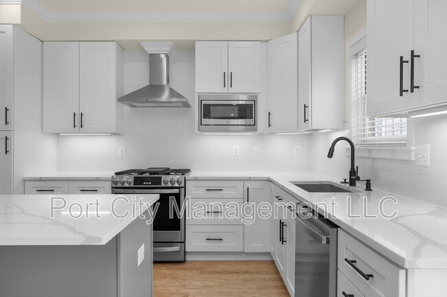Building Photo - 903 S Decker Ave