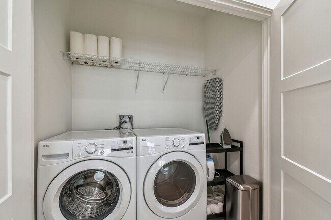 Building Photo - A charming coastal townhouse, just minutes from downtown St. Pete!