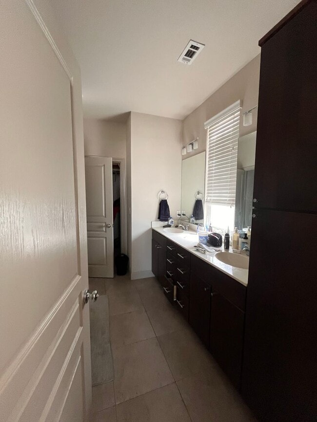 Building Photo - 5 Bed/3 Bath House near Campus