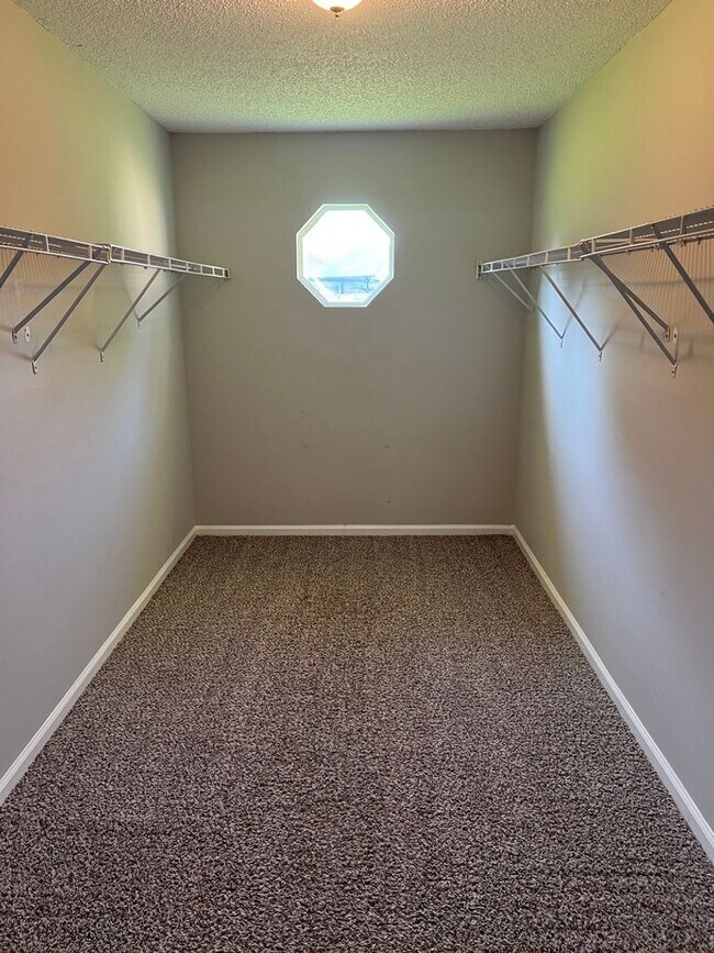 Building Photo - 4BR/2BA Home Walking Distance to Mary Lee ...