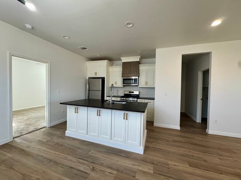 Building Photo - 704 Hornady St