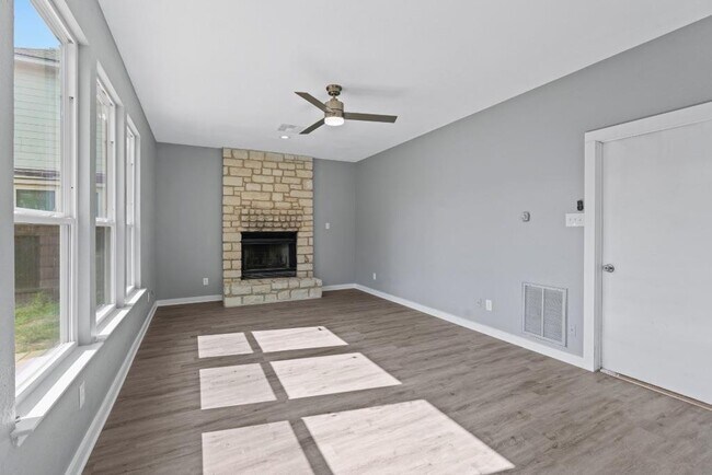 Building Photo - 700 Creekmont Dr