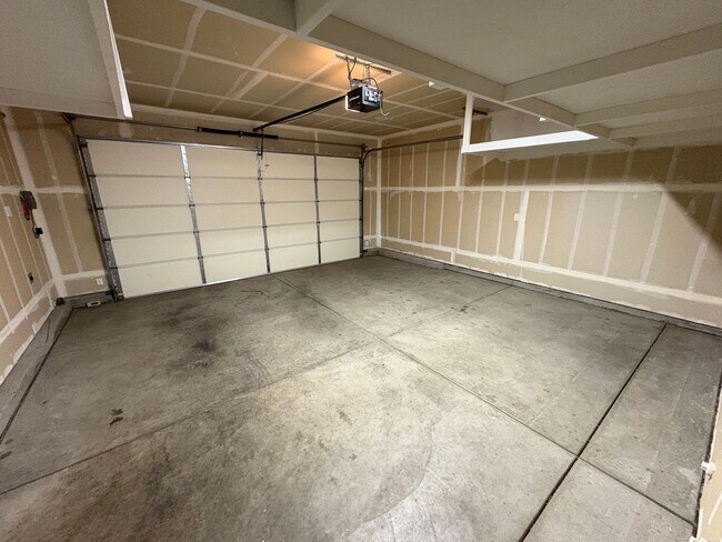 Building Photo - Lovely Clovis home Available Now!