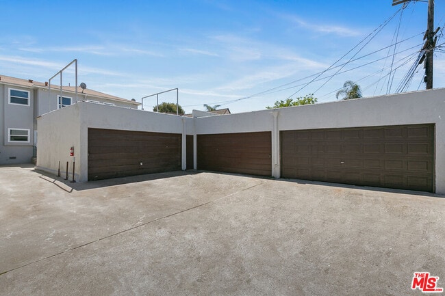 Building Photo - 5454 S San Vicente Blvd