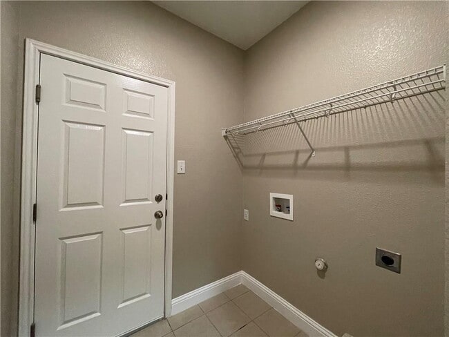Building Photo - 18512 Sandy Bottom Dr