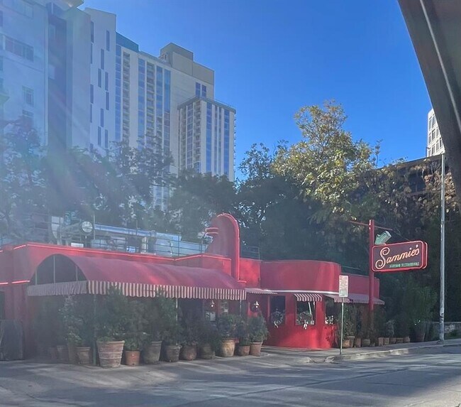 Building Photo - 505 W 7th St