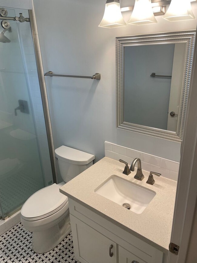 Building Photo - Beautiful Mid Century 3 Bedroom 3.5 Bathro...